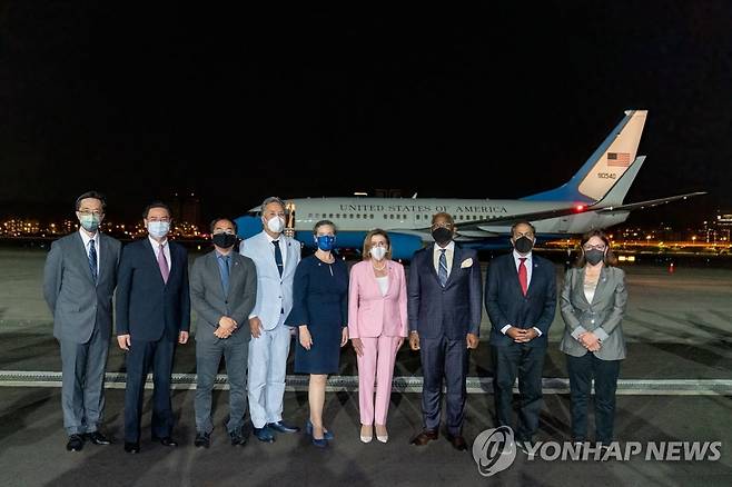 대만 쑹산공항 도착해 기념촬영 하는 펠로시 미 하원의장 (타이베이 AFP=연합뉴스) 낸시 펠로시(왼쪽 6번째) 미국 하원의장이 지난 2일(현지시간) 밤 대만 타이베이 쑹산공항에 도착해 기념촬영을 하고 있다. [대만 외교부 제공. 광고 및 판매 금지] 2022.8.3 leekm@yna.co.kr