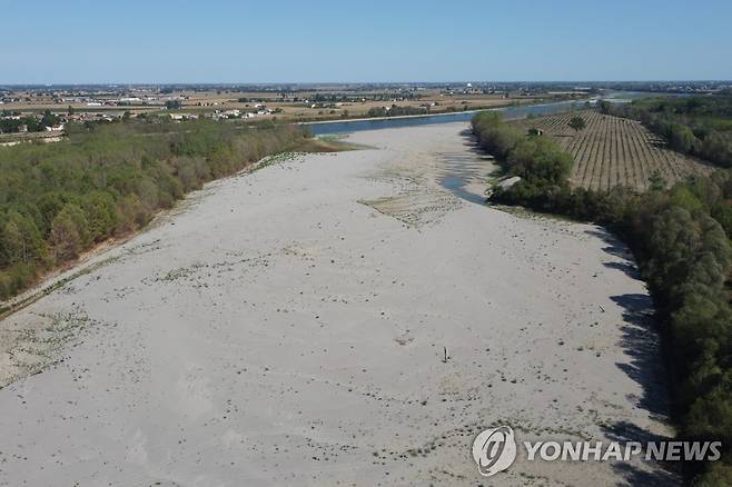 바닥 드러낸 이탈리아 포강 [AP 연합뉴스 자료사진. 재판매 및 DB 금지]