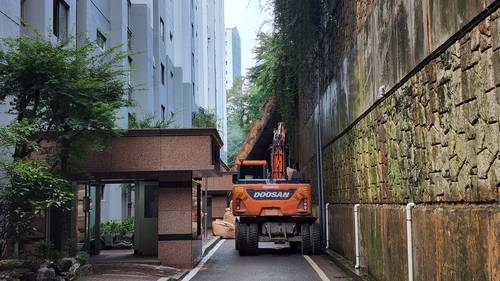 극동아파트 옹벽 철거 작업 중인 중장비  (서울=연합뉴스) 윤우성 기자 = 붕괴한 서울 동작구 사당동 극동아파트 옹벽 철거현장에서 중장비가 14일 작업하고 있다. 2022.8.14 653@yna.co.kr