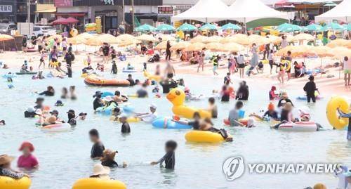 제주 협재해수욕장 찾은 피서객 [연합뉴스 자료사진]