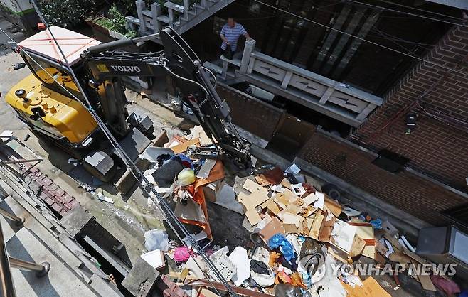 관악구 수해 피해 복구 한창 (서울=연합뉴스) 류영석 기자 = 14일 오후 서울 관악구 신사동 일대 수해 피해 현장에서 환경미화원들이 굴삭기를 이용해 복구 작업을 하고 있다. 2022.8.14 ondol@yna.co.kr