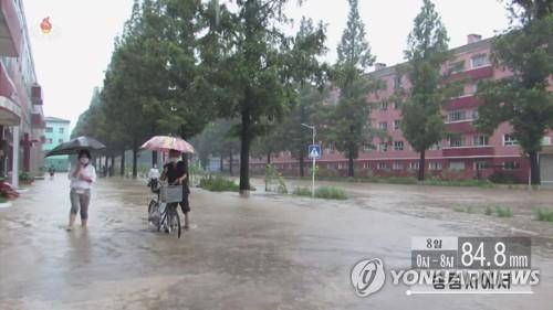 집중호우에 시내가 물에 잠긴 황해북도 송림시   (서울=연합뉴스) 장마의 영향으로 8일 황해북도 송림시에 집중호우가 내리면서 시내가 물에 잠겼다. 이날 송림시에는 오전 8시까지 84.8㎜의 내렸다고 조선중앙TV가 보도했다. [조선중앙TV 화면] 2022.8.8 
    [국내에서만 사용가능. 재배포 금지. For Use Only in the Republic of Korea. No Redistribution]
    nkphoto@yna.co.kr