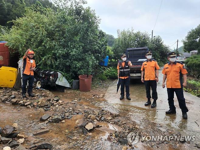소방청장, 집중호우 실종자 수색 현장점검 (서울=연합뉴스) 이흥교 소방청장이 14일 오후 충남 부여군에서 집중호우로 물길에 휩쓸린 실종자 수색 현장을 찾아 점검하고 있다. 2022.8.14 [소방청 제공. 재판매 및 DB 금지] photo@yna.co.kr