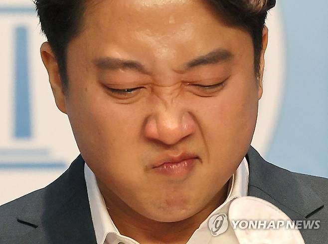 감정 북받친 이준석 (서울=연합뉴스) 이정훈 기자 = 국민의힘 이준석 대표가 13일 오후 국회 소통관에서 기자회견을 열고 당 비상대책위원회 체제 전환에 대한 가처분 신청 등과 관련해 직접 입장을 밝히던 중 눈물을 닦은 뒤 얼굴을 찡그리고 있다. 2022.8.13 uwg806@yna.co.kr