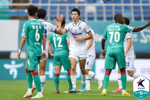 동료와 골 기쁨 나누는 아산의 유강현 [한국프로축구연맹 제공. 재판매 및 DB 금지]