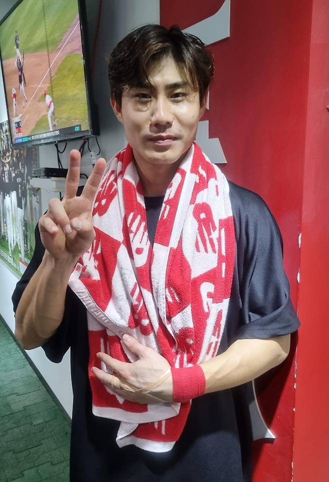 브이 포즈하는 심우준 (수원=연합뉴스) 김경윤 기자 = kt wiz의 내야수 심우준이 14일 수원케이티위즈파크에서 열린 프로야구 삼성 라이온즈와 홈경기를 마친 뒤 인터뷰 중 포즈를 취하고 있다. 2022. 8.14. cycle@yna.co.kr