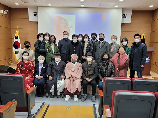 교과서속 일본놀이 발간 검수위원들과 임영수 관장