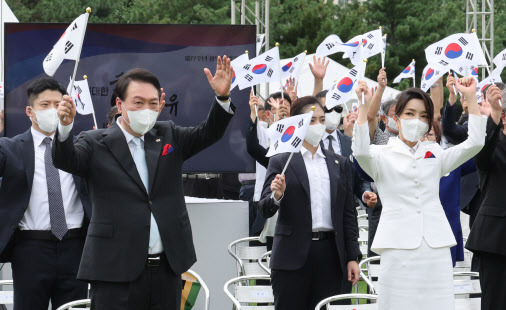 윤석열 대통령과 김건희 여사가 15일 서울 용산 대통령실 청사 잔디마당에서 열린 제77주년 광복절 경축식에서 만세삼창을 하고 있다.(사진=연합뉴스)