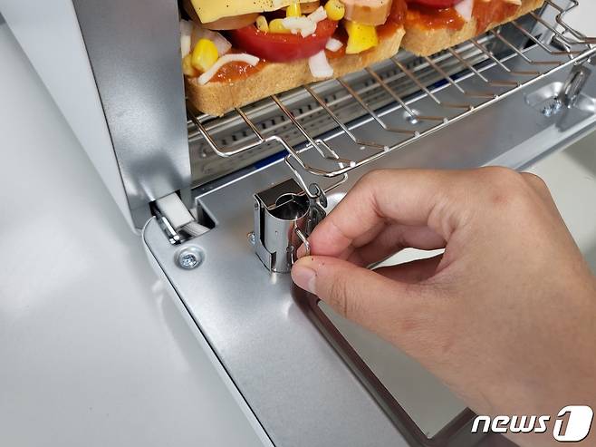 취재진이 쿠쿠 스팀 토스터기에 스테인리스 컵을 장착하는 모습. ⓒ 뉴스1
