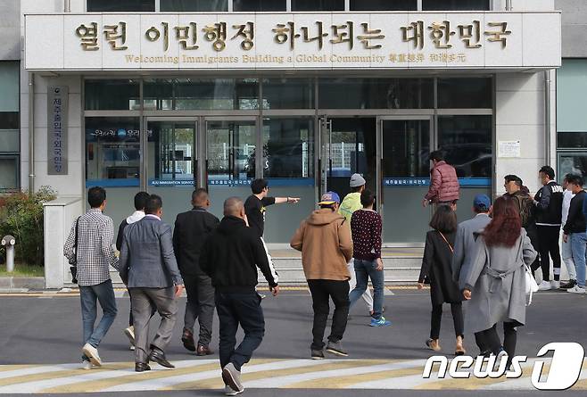 2018년 10월 예멘 난민 신청자들이 인도적 체류 허가 결정에 따른 교육을 받기 위해 제주시 용담동 제주출입국·외국인청에 들어서고 있다(뉴스1DB) ⓒ News1