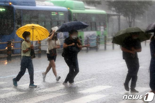 시민들이 비를 피해 발걸음을 재촉하고 있다. ⓒ News1 DB
