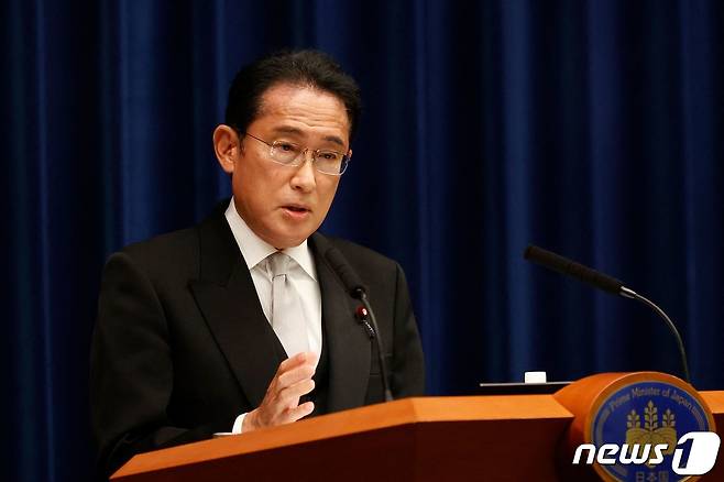 기시다 후미오 일본 총리가 10일 (현지시간) 도쿄 총리 관저에서 개각 발표 후 기자회견을 갖고 방위력의 근본적 강화와 새로운 자본주의 실현에 전력을 다 할 것이라고 밝히고 있다. ⓒ AFP=뉴스1 ⓒ News1 우동명 기자