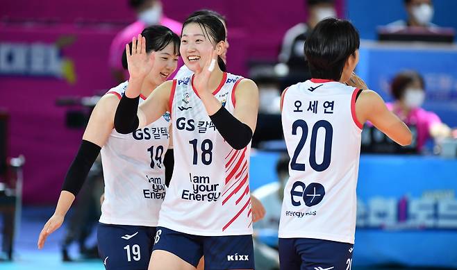GS칼텍스가 유서연(왼쪽) 권민지의 활약으로 첫 경기를 승리했다. (한국배구연맹 제공)