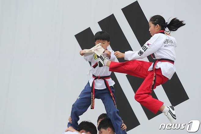 제77주년 광복절인 15일 오전 서울 서대문형무소역사관 광장에서 미동초등학교 태권도 시범단이 태권도 공연을 펼치고 있다. 2022.8.15/뉴스1 ⓒ News1 황기선 기자