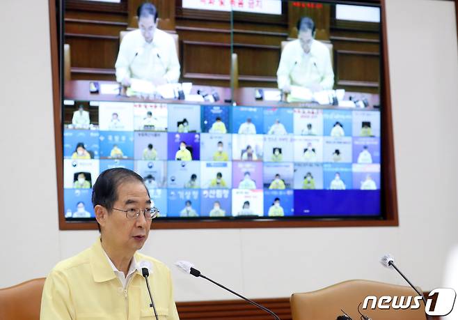 한덕수 국무총리가 12일 서울 종로구 세종대로 정부서울청사에서 열린 집중호우 대처상황 점검회의 및 코로나19 중대본회의에서 모두발언을 하고 있다. 2022.8.12/뉴스1 ⓒ News1 김명섭 기자