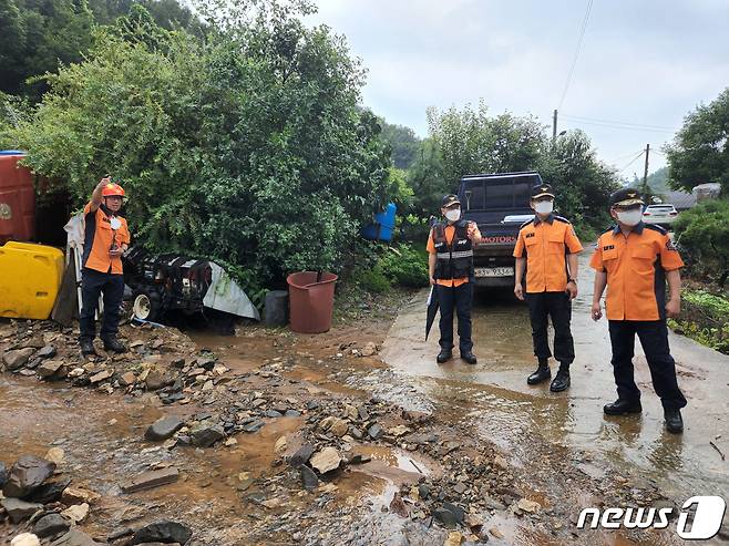 이흥교 소방청장이 14일 오후 충남 부여군에서 집중호우로 물길에 휩쓸린 실종자 수색 현장을 점검하고 있다.(소방청 제공) 2022.8.14/뉴스1 ⓒ News1 신웅수 기자