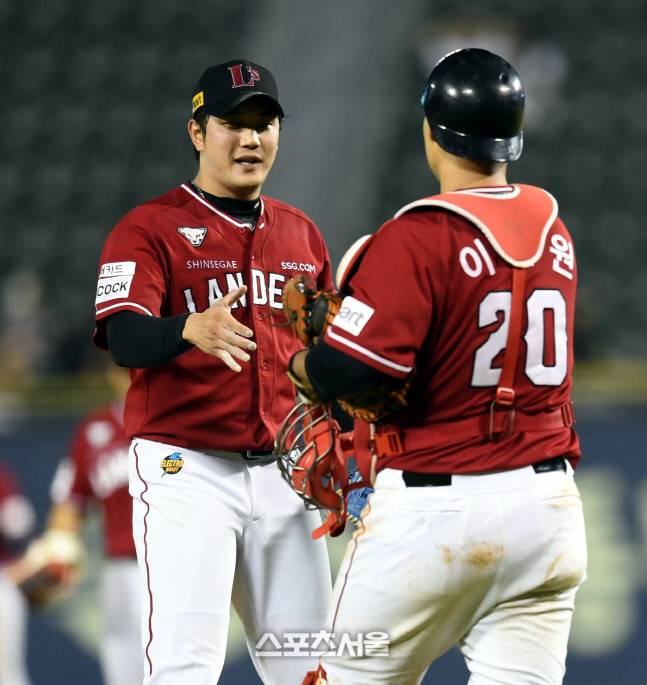 SSG 서진용이 14일 잠실야구장에서 열린 KBO리그 두산과 경기 후 포수 이재원과 악수를 하고 있다. 잠실 | 최승섭기자 thunder@sportsseoul.com
