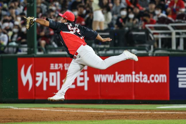 KIA 황대인이 지난달 17일 사직 롯데전에서 강습타구를 잡기 위해 점프하고 있다. 사진제공 | KIA 타이거즈