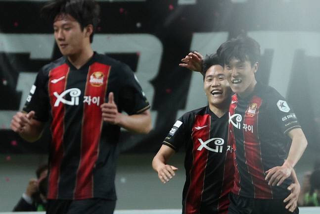 FC서울 새 주장 나상호(가운데)와 부주장단 일원 김진야. 연합뉴스