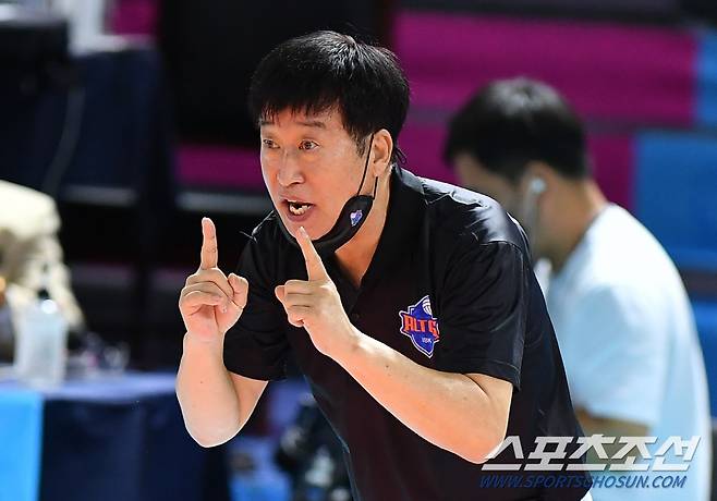 IBK기업은행 김호철 감독이 15일 GS칼텍스전서 선수들에게 지시를 내리고 있다. 사진제공=KOVO