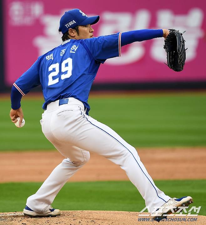 2022 KBO리그 KT 위즈와 삼성 라이온즈의 경기가 14일 수원 KT위즈파크에서 열렸다. 삼성 백정현이 역투하고 있다. 수원=박재만 기자 pjm@sportschosun.com/2022.08.14/