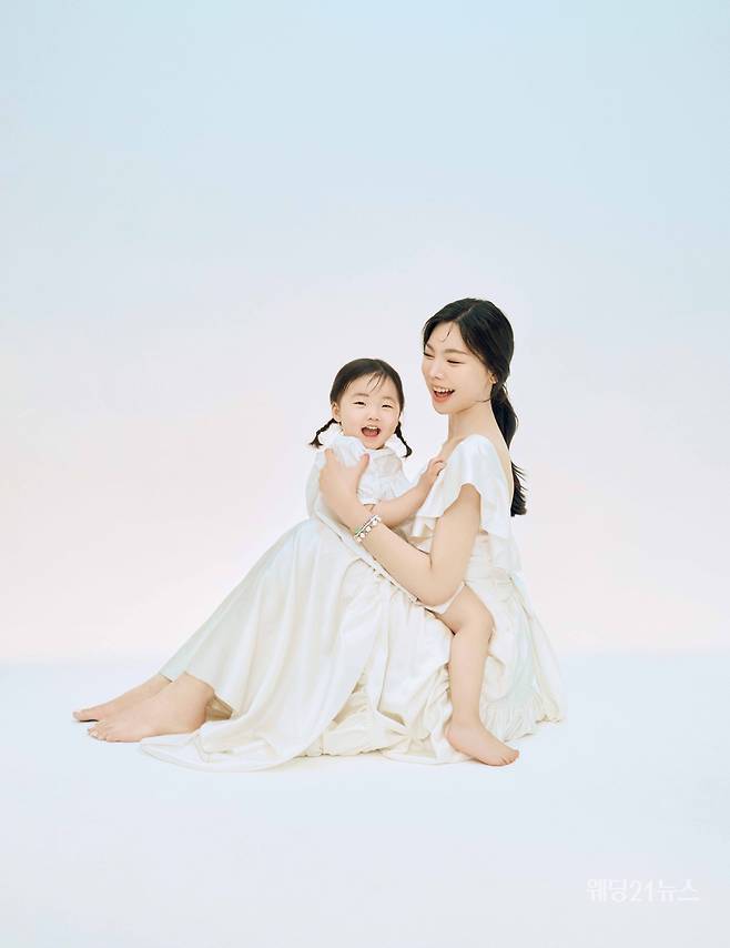 사진 : 에디터 남수민,&nbsp;웨딩드레스 하우스오브에이미,&nbsp;슈트 클래씨엠,&nbsp;포토그래퍼 박승리(빅토리 스튜디오),&nbsp;모델 윤남기, 이다은, 리은, 맥스,&nbsp;헤어 선비, 소영 메이크업 주연(김선진끌로에),&nbsp;플로리스트 이상현(마이시즌스 플라워 스튜디오),&nbsp;제품협찬 디바이디, 미네타니, 봉쁘앙, 빈티지헐리우드&nbsp;