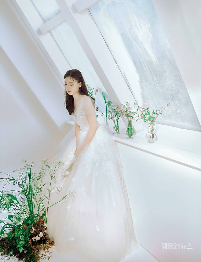 사진 : 에디터 남수민,&nbsp;웨딩드레스 하우스오브에이미,&nbsp;슈트 클래씨엠,&nbsp;포토그래퍼 박승리(빅토리 스튜디오),&nbsp;모델 윤남기, 이다은, 리은, 맥스,&nbsp;헤어 선비, 소영 메이크업 주연(김선진끌로에),&nbsp;플로리스트 이상현(마이시즌스 플라워 스튜디오),&nbsp;제품협찬 디바이디, 미네타니, 봉쁘앙, 빈티지헐리우드&nbsp;