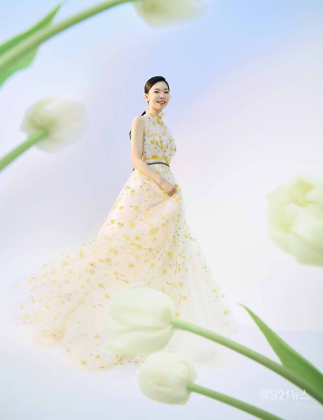 사진 : 에디터 남수민,&nbsp;웨딩드레스 하우스오브에이미,&nbsp;슈트 클래씨엠,&nbsp;포토그래퍼 박승리(빅토리 스튜디오),&nbsp;모델 윤남기, 이다은, 리은, 맥스,&nbsp;헤어 선비, 소영 메이크업 주연(김선진끌로에),&nbsp;플로리스트 이상현(마이시즌스 플라워 스튜디오),&nbsp;제품협찬 디바이디, 미네타니, 봉쁘앙, 빈티지헐리우드&nbsp;