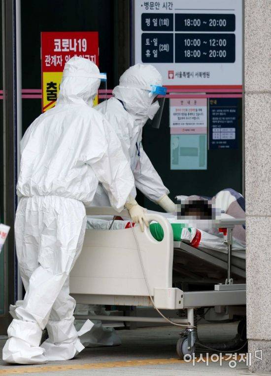서울 은평구 서울시립서북병원에서 의료진이 코로나19 환자를 돌보고 있다. /문호남 기자 munonam@
