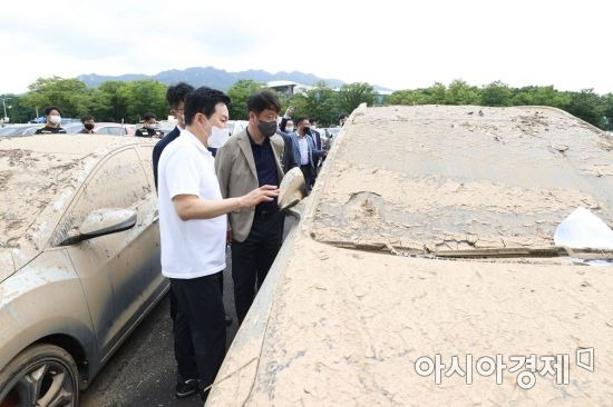 원희룡 국토교통부 장관이 15일 과천시 서울대공원 침수차 임시 적치장을 찾아 피해 현황을 살펴보고 있다. ＜이하 사진=국토교통부＞