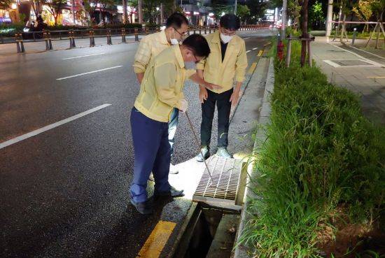 공덕동의 빗물받이 준설현장을 찾아 직접 점검에 나선 박강수 마포구청장(맨앞)