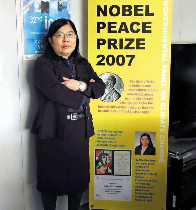 2011년 국립기상연구소 소장 시절 직원들이 선물한 노벨 평화상 배너 앞에 선 권원태 전 원장. 그는 기후변화에 대한 IPCC 4~6차 보고서를 작성한 공로로 2007년 노벨 평화상 기여 인증서를 받았다. /권원태씨 제공