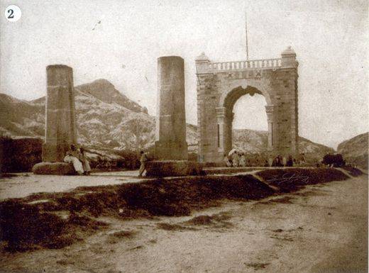 영은문을 헐어버린 후 독립문과 무악재 일대를 촬영한 1890년대 말 사진으로 추정된다. 태극기 깃대도 보인다./조선일보DB