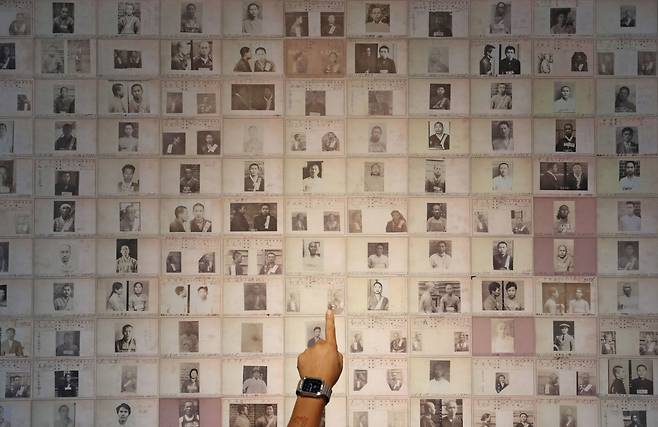 제77회 광복절인 15일 서울 서대문형무소역사관에서 한 관람객이 '독립운동가 수형기록표'를 보고 있다. 2022.08.15 /남강호 기자