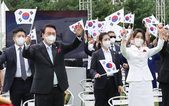 윤석열 대통령과 김건희 여사가 15일 서울 용산 대통령실 청사 잔디마당에서 열린 제77주년 광복절 경축식에서 만세삼창을 하고 있다./연합뉴스