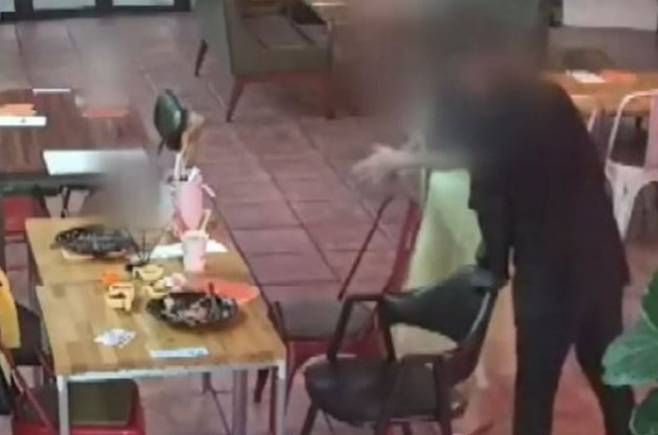 A씨 일행 중 한 명이 음식에서 머리카락이 나왔다며 항의하는 모습/KBS