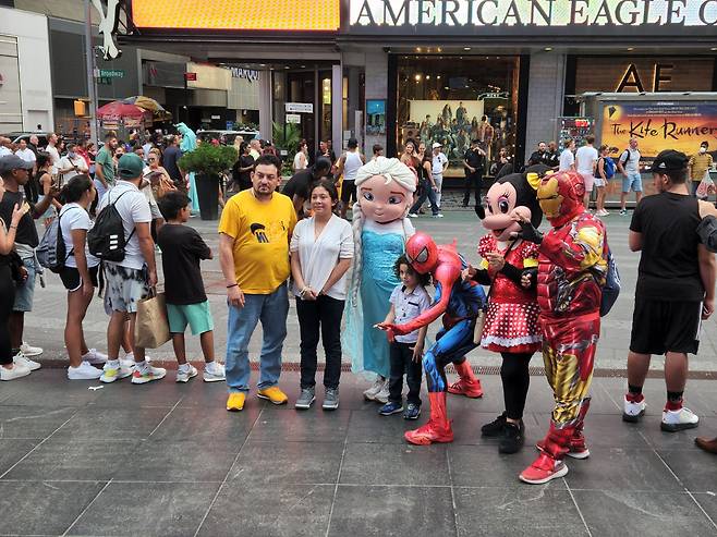미국 타임스퀘어를 찾은 관광객들이 엘사 공주, 스파이더맨, 미니마우스, 아이언맨 복장을 한 모델들과 기념촬영을 하고 있다. /뉴욕(미국)=박성우 기자