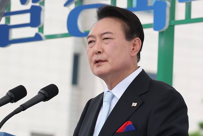 윤석열 대통령이 15일 서울 오전 서울 용산 대통령실 청사 잔디마당에서 열린 제77주년 광복절 경축식에서 축사하고 있다. /연합뉴스