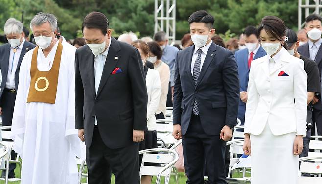윤석열 대통령과 김건희 여사가 15일 서울 용산 대통령실 청사 잔디마당에서 열린 제77주년 광복절 경축식에서 묵념하고 있다. /연합뉴스