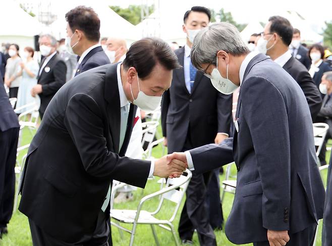 윤석열 대통령이 15일 서울 용산 대통령실 청사 잔디마당에서 열린 제77주년 광복절 경축식이 끝난 뒤 김명수 대법원장과 인사하고 있다. /연합뉴스