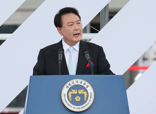 윤석열 대통령이 15일 서울 용산 대통령실 청사 잔디마당에서 열린 제77주년 광복절 경축식에서 경축사를 하고 있다./연합뉴스