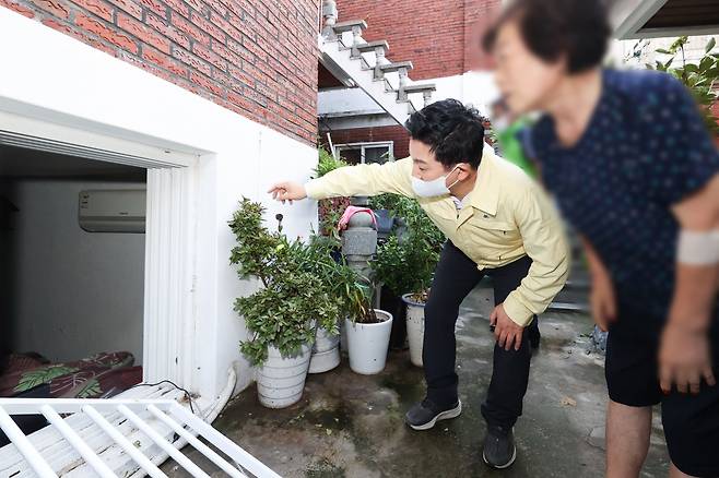 원희룡 국토교통부 장관이 10일 오전 서울시 동작구 상도동 폭우 침수 피해 가구를 찾고, 안전취약가구 보호를 위한 근본 대책 마련을 지시했다. /국토부