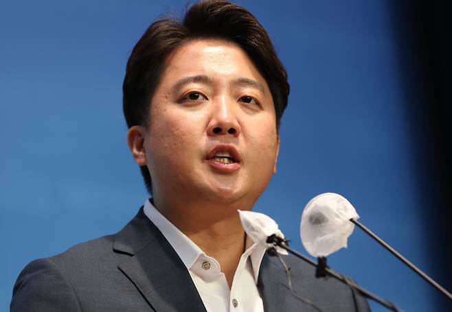 이준석 국민의힘 대표가 13일 서울 여의도 국회 소통관에서 기자회견을 열고 있다. /뉴스1