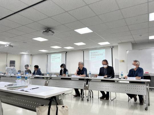 12일 대전NGO지원센터에서 열린 '제2차 문화예술정책토론광장'에 참석한 지역 문화예술인이 참석한 가운데 토론을 펼치고 있다. 사진=김소현 기자
