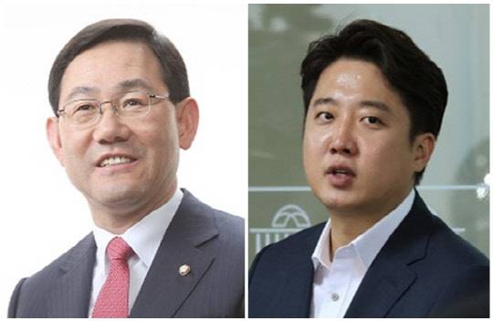 주호영(왼쪽) 국민의힘 비상대책위원장과 이준석 전 국민의힘 대표. <주호영 의원실 제공, 연합뉴스>