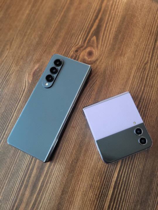 '갤Z폴드4'와 '갤Z플립4' 단말. 김나인 기자