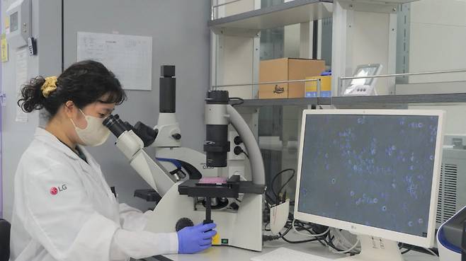 LG전자 연구원이 현미경을 이용해 항바이러스 성능을 평가하고 있다. [자료:LG전자]
