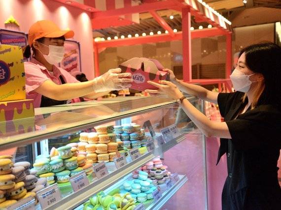 롯데백화점 부산본점 남포당 매장. 분홍색의 메인 컬러와 마치 ‘헨젤과 그레텔’ 동화 속에 나올 법한 과자의 집 콘셉트로 꾸며져 있는 매장은 멀리서도 시선을 사로잡는다./제공=롯데쇼핑