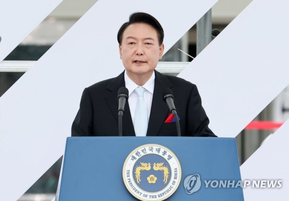(서울=연합뉴스) 윤석열 대통령이 15일 서울 용산 대통령실 청사 잔디마당에서 열린 제77주년 광복절 경축식에서 경축사를 하고 있다.
