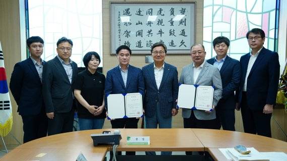 전호환 동명대 총장(가운데)이 해양모빌리티학과 산학협력자문위원으로 위촉된 노재호 ㈜에이치엠티 대표(왼쪽), 김동수 ㈜미천환경 대표와 기념촬영하고 있다. 동명대학교 제공